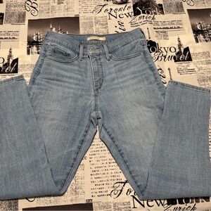 Levi’s Light Blue Jeans size 28